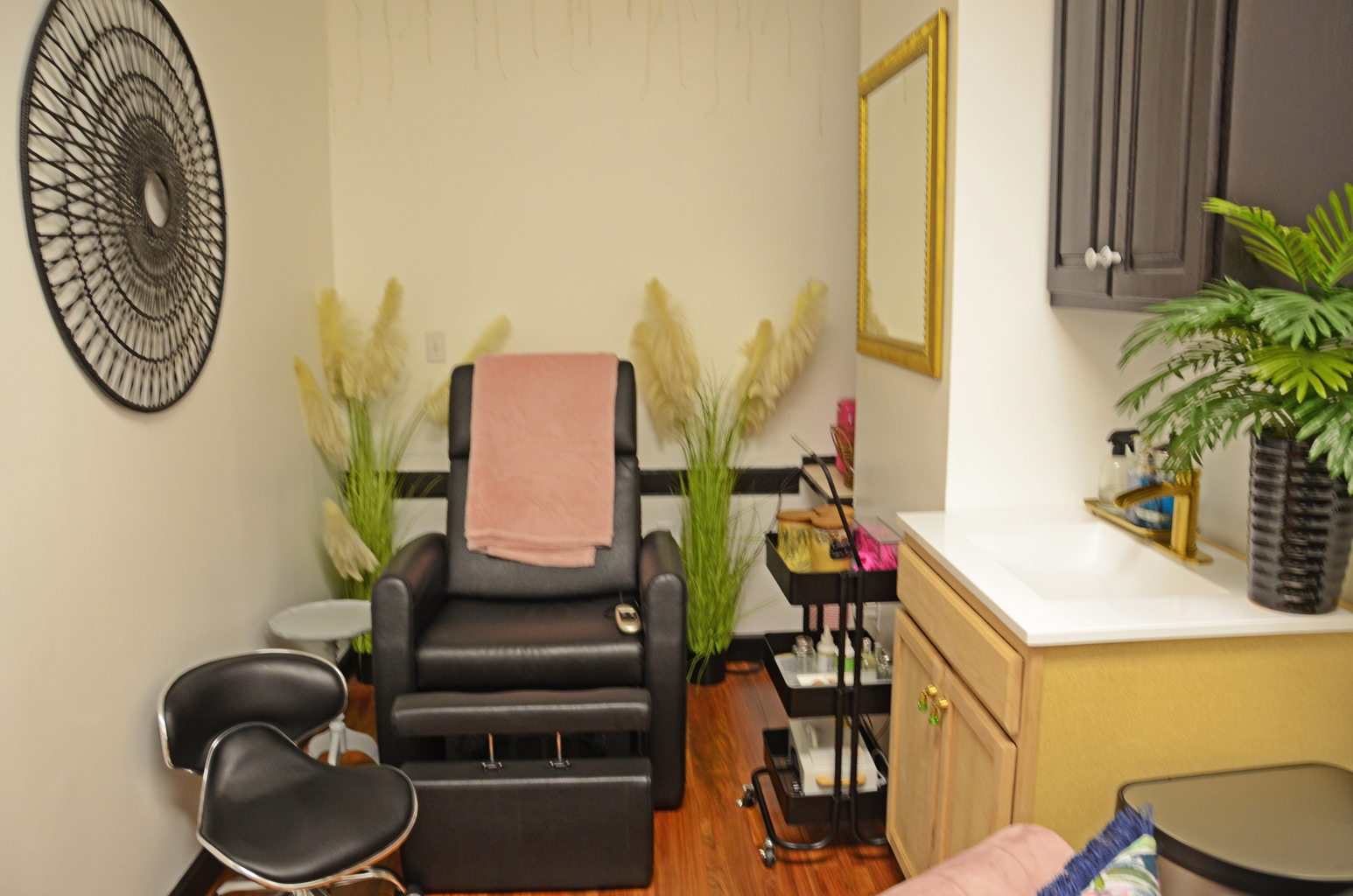 Pure Reflections Salon & Boutique Inc nail photo 3